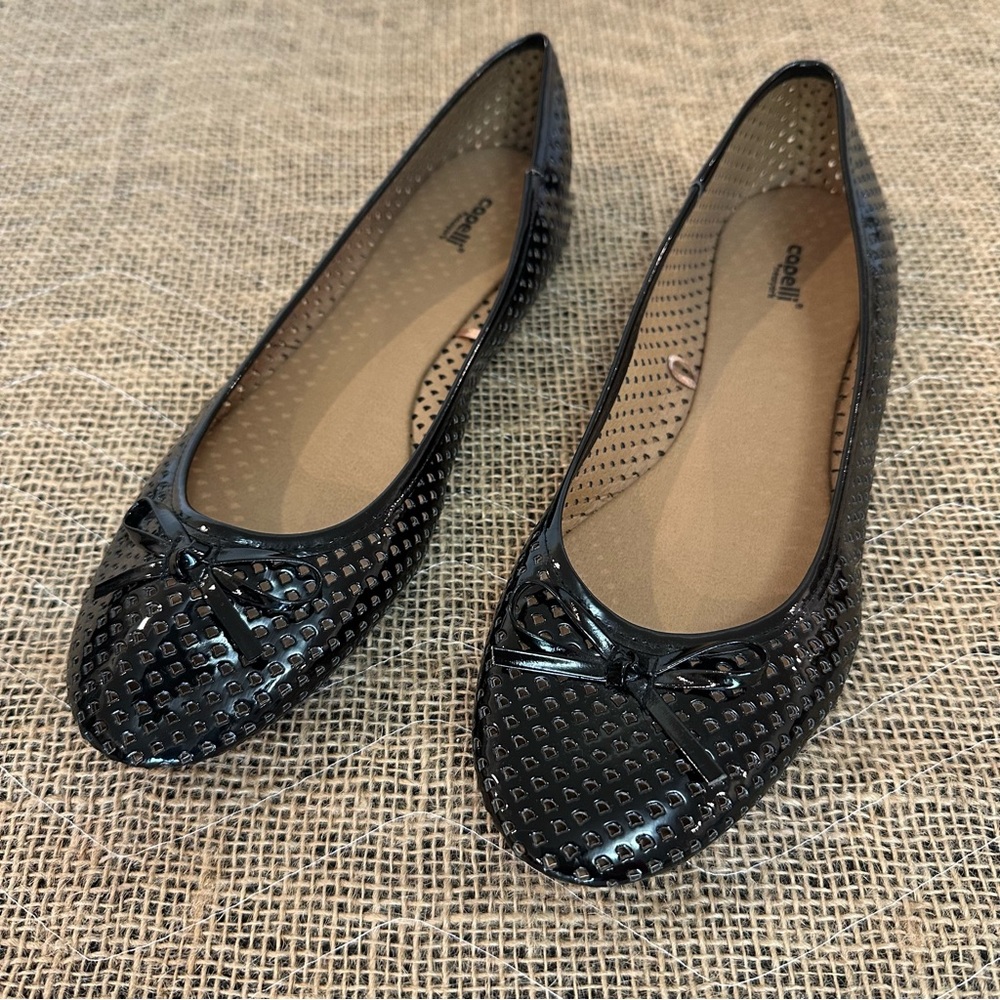 Capelli of New York Black Perforated Ballet Classic Flats Trendy Versatile NWOT‎